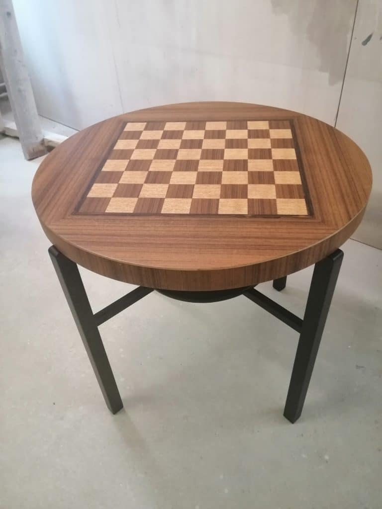 Uudelleen petsattu ja lakattu pöytä