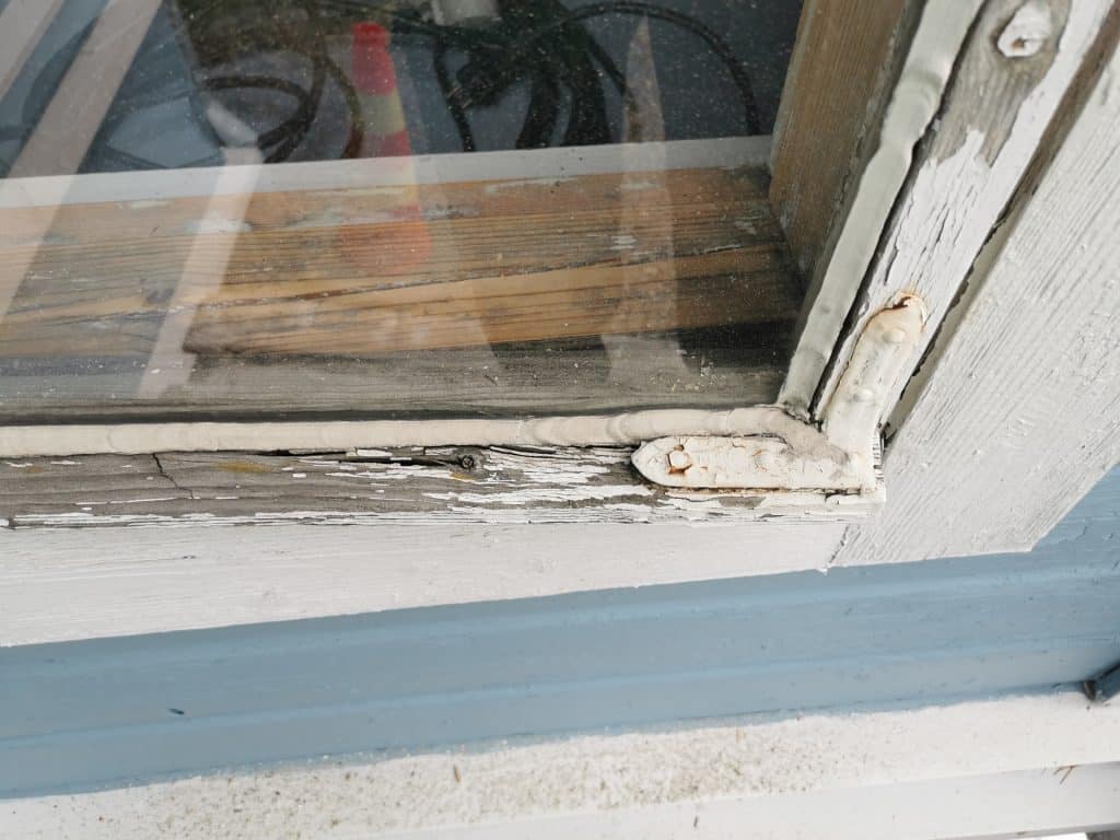 Näitä näkee paljon. Silikooni vain ikkunalasissa kiinni