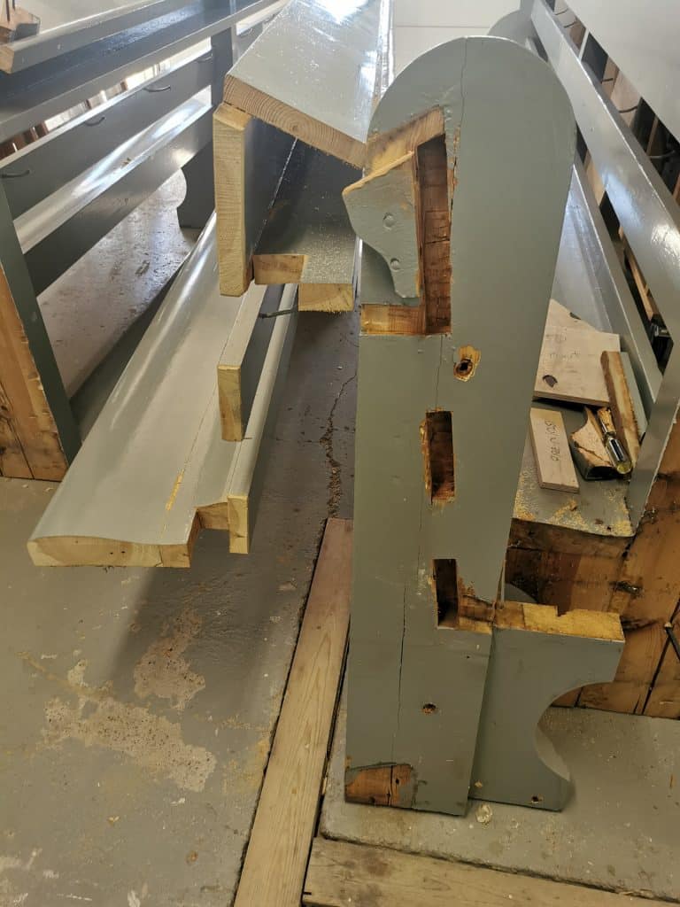 Liitosratkaisu penkin päädystä